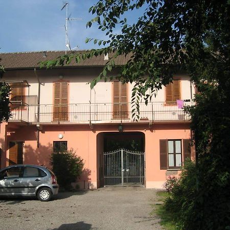 Hotel Le Petit Fleur Bareggio Exterior foto